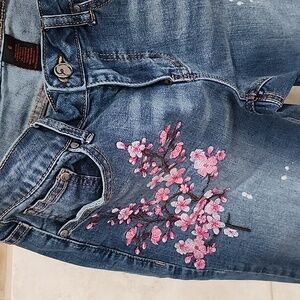 💕🩷 EARL Boyfriend Destroyed Embroidered JEANS 🩷💕